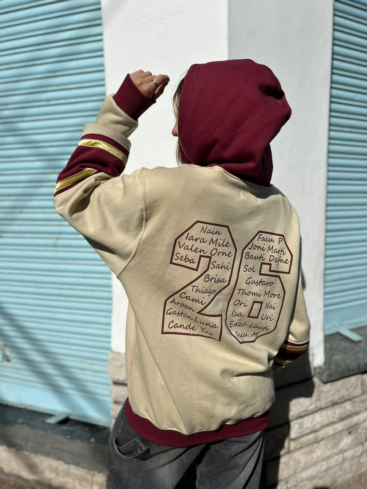 Buzo bordó y arena personalizado, vista trasera
