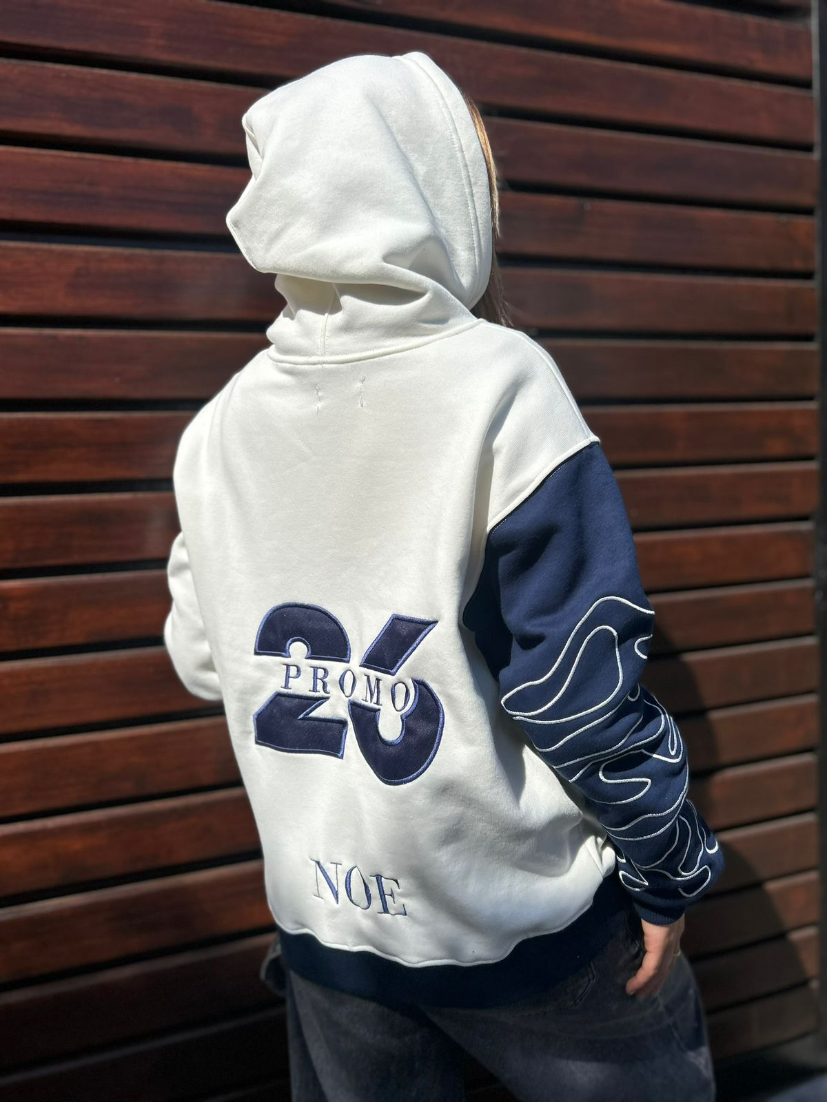Buzo blanco y azul personalizado, vista trasera