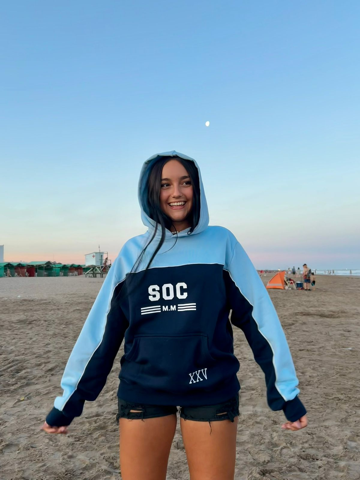 Buzo celeste y azul en la playa