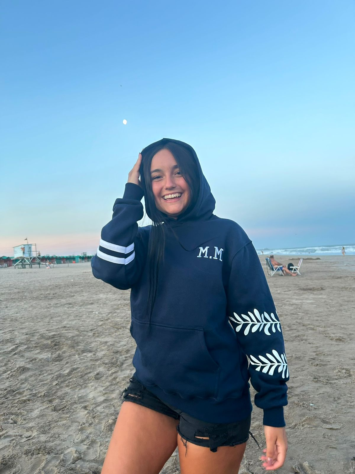 Buzo azul con bordados blancos en la playa